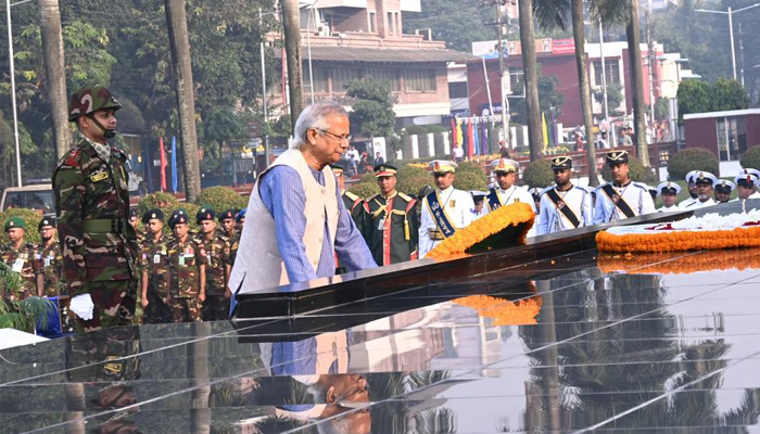 সশস্ত্র বাহিনীর বীর শহীদদের প্রতি প্রধান উপদেষ্টার শ্রদ্ধা