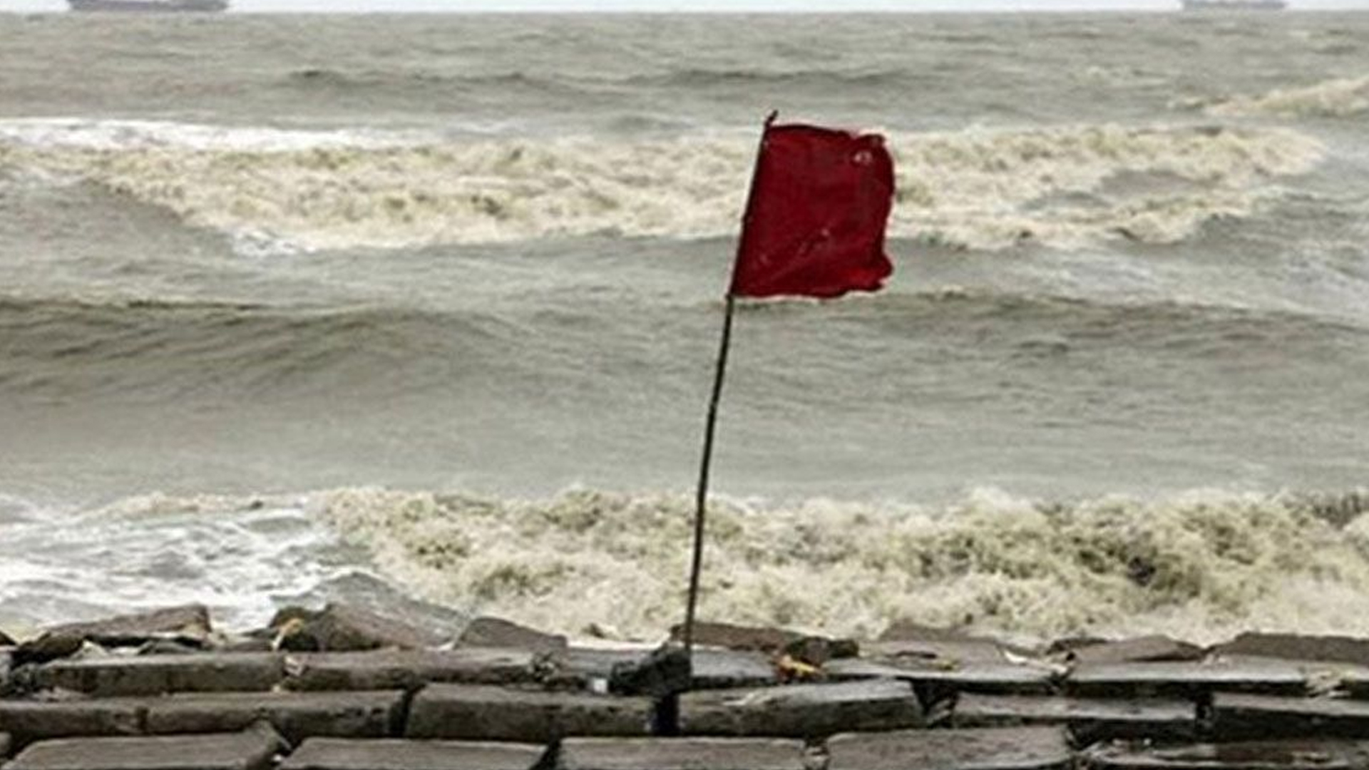 নিম্নচাপের প্রভাব, বন্দরে জারি সতর্কতা সংকেত