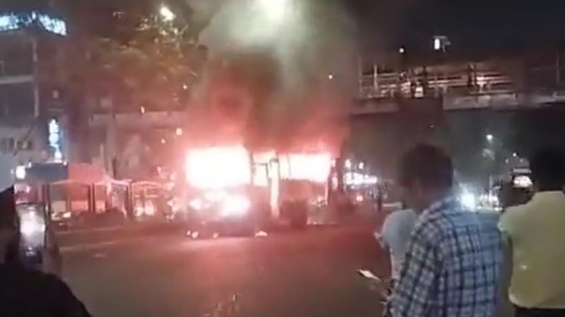 ঢাকায় হঠাৎ ৮ স্থানে ককটেল বিস্ফোরণ, ৩ বাসে আগুন