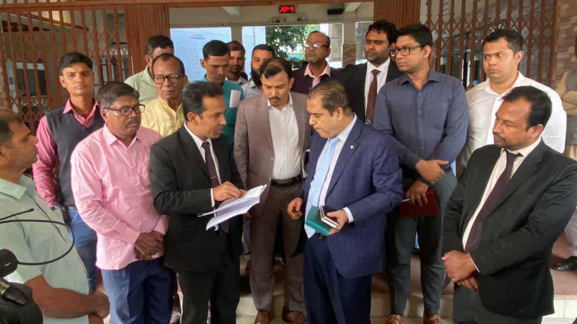 প্রিপেইড মিটারের ভোগান্তিতে রংপুরবাসী, দুর্ভোগ কমাতে স্মারকলিপি