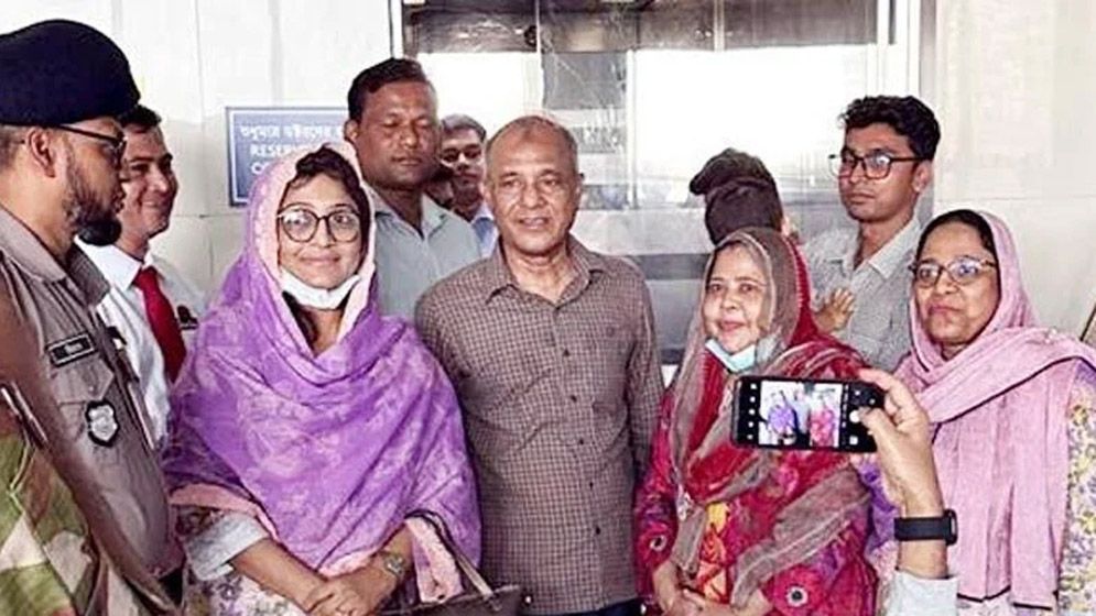 খালেদা জিয়ার স্বাস্থ্যের খোঁজ নিতে হাসপাতালে স্বরাষ্ট্র উপদেষ্টা