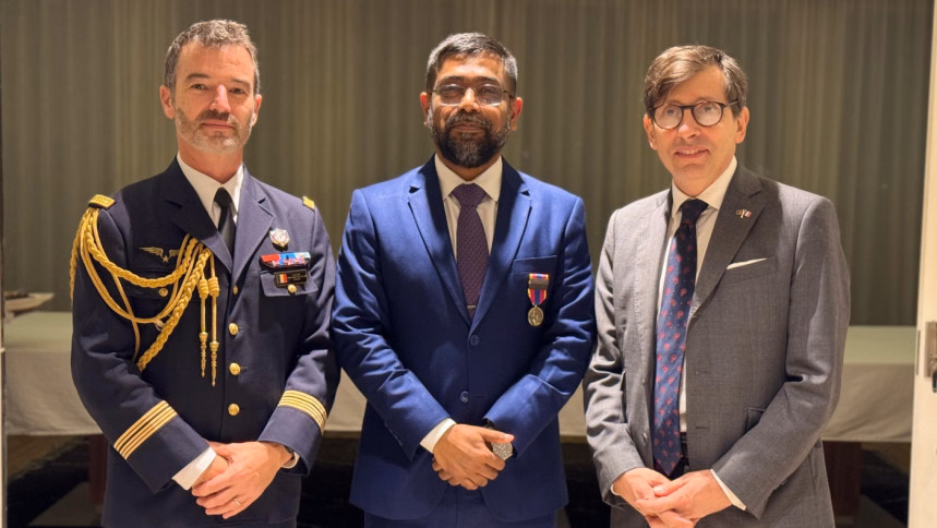 প্রথমবার ফ্রান্সের সম্মানসূচক সামরিক পদক পেলেন বাংলাদেশি সেনা কর্মকর্তা