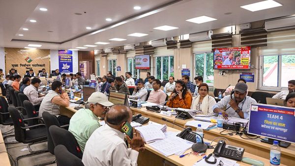 বিহার বিধানসভা নির্বাচন: প্রাথমিক গণনায় এগিয়ে শাসক জোট