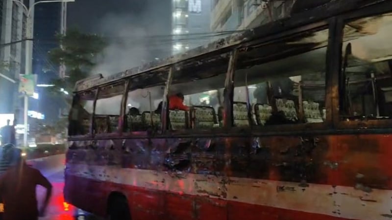 গুলশান-মহাখালী লিংক রোডে চলন্ত বাসে আগুন