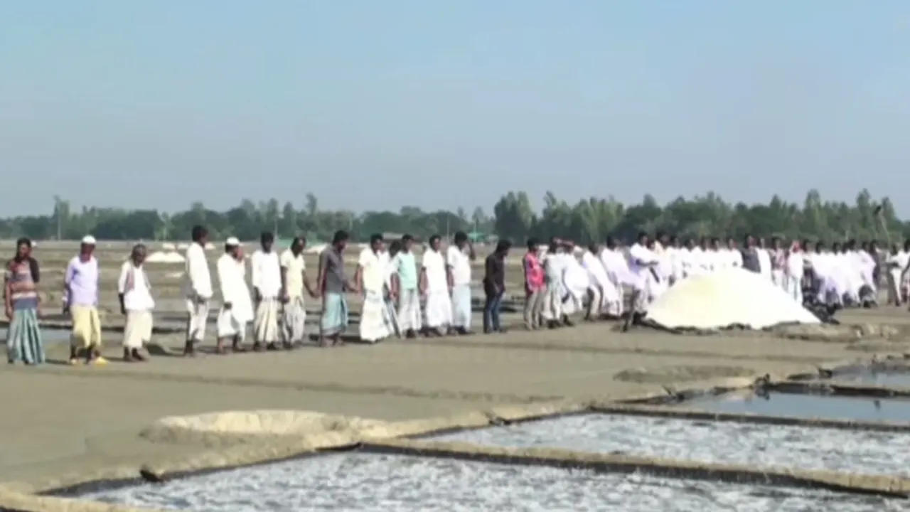 সড়কে লবণ ফেলে, কাফনের কাপড় পরে চাষিদের প্রতিবাদ