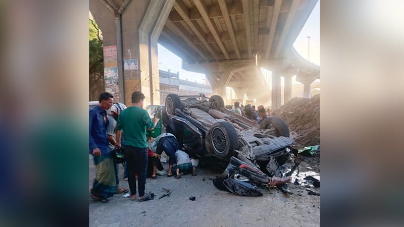 চট্টগ্রাম এলিভেটেড এক্সপ্রেসওয়ে থেকে পড়ল প্রাইভেটকার, প্রাণ গেল পথচারীর