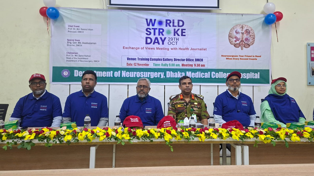 মোবাইল-ফাস্টফুড আর বসে থাকা জীবনযাপনেই বাড়ছে স্ট্রোক : সতর্কতা বিশেষজ্ঞ