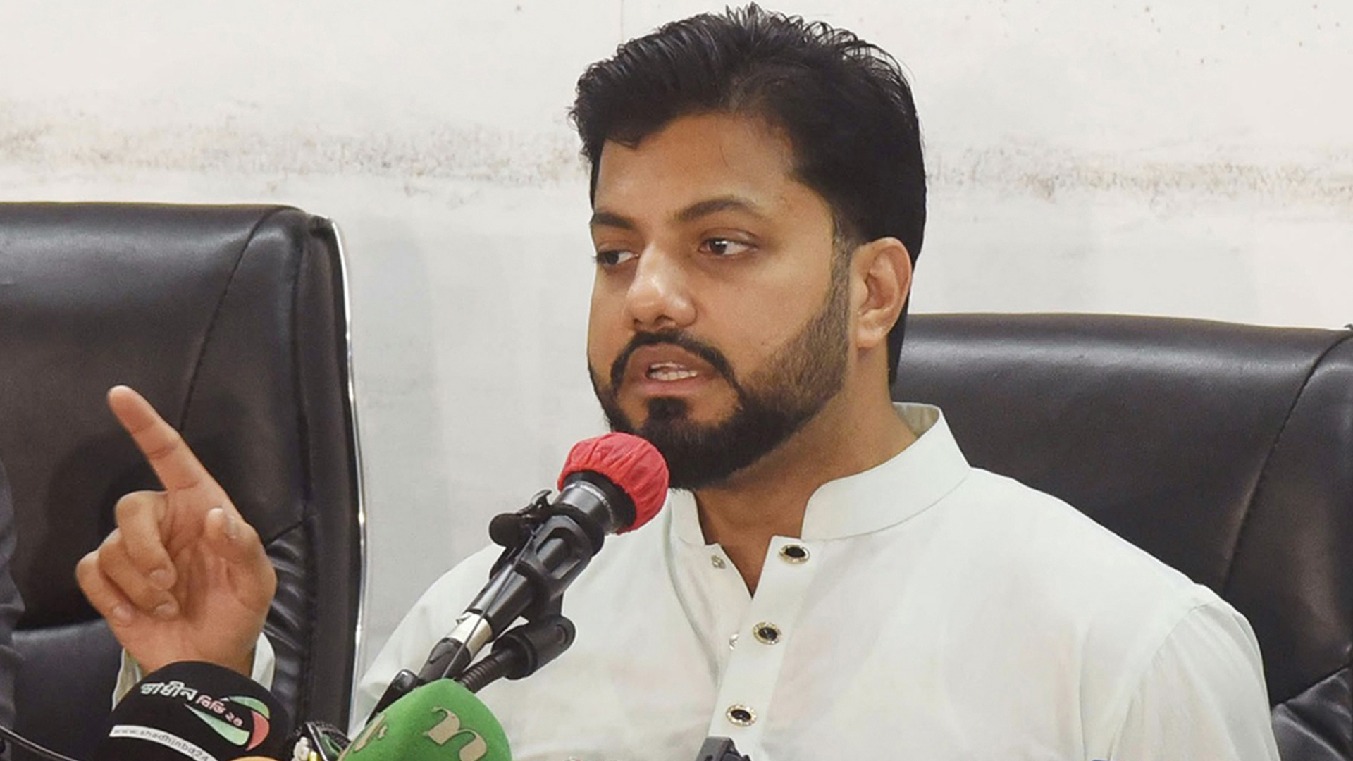 শহীদ মিনারে সমাবেশে আওয়ামী লীগবিরোধী কঠোর বক্তব্য ইশরাক হোসেনের