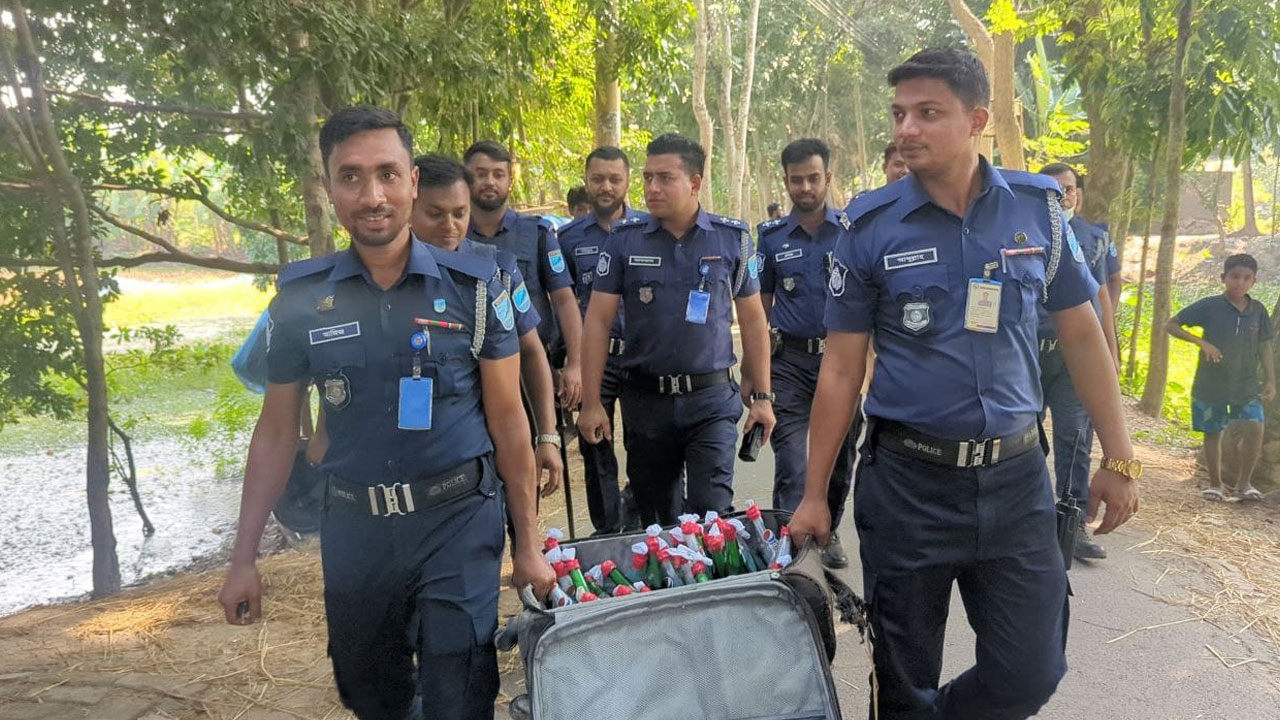 ফরিদপুরে লাগেজভর্তি ৩২ পেট্রলবোমা উদ্ধার