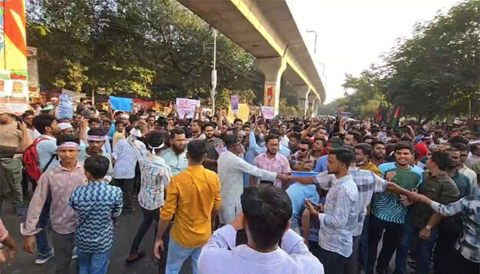 সেতুসহ ৫ দাবিতে শাহবাগ আটকে ভোলাবাসীর বিক্ষোভ, ভোগান্তি