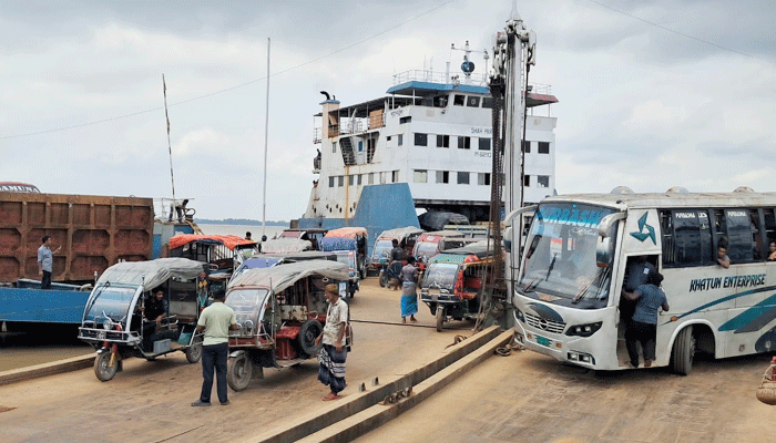 পদ্মা সেতুর প্রভাবে যাত্রী সংকটে দৌলতদিয়া-পাটুরিয়া ফেরি ও লঞ্চ ঘাট