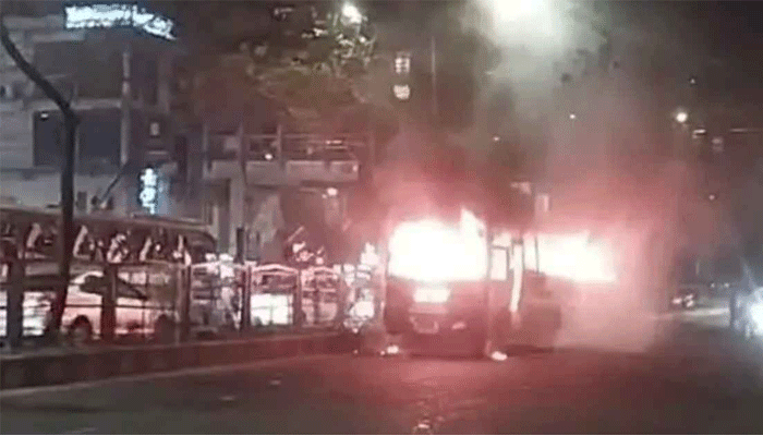 এবার ধানমন্ডিতে বিশ্ববিদ্যালয়ের বাসে আগুন