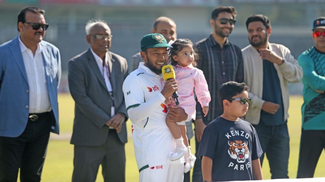 শততম টেস্ট খেলতে নেমে সংবর্ধনা পেলেন মুশফিক