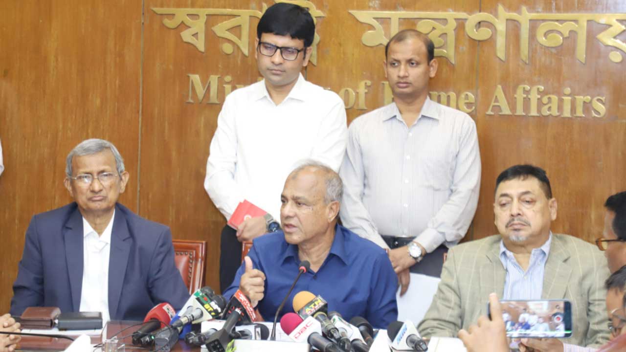 নির্বাচনের আগে আইনশৃঙ্খলা পরিস্থিতির অবনতির শঙ্কা নেই : স্বরাষ্ট্র উপদেষ্টা