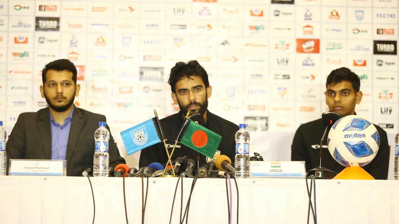 শুধু হামজা নয়, বাংলাদেশের সবাইকে গুরুত্ব দেন ভারতের কোচ