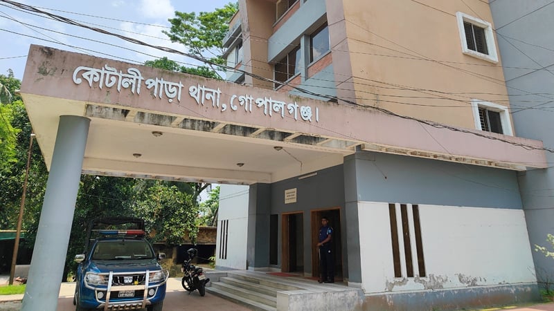 কোটালীপাড়া থানায় ককটেল হামলা, ৩ কনস্টেবল আহত