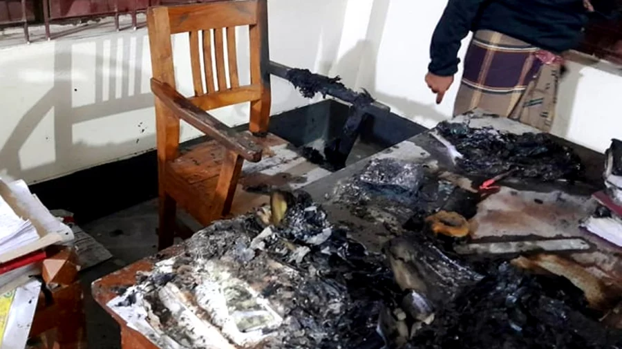 মাগুরায় গ্রামীণ ব্যাংকে দুর্বৃত্তদের আগুন