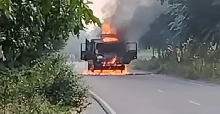 মাদারীপুরে ট্রাকে আগুন-পুলিশের গাড়ি ভাঙচুর