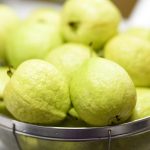 এই সময়ে পেয়ারা খাবেন যে ৫ কারণে