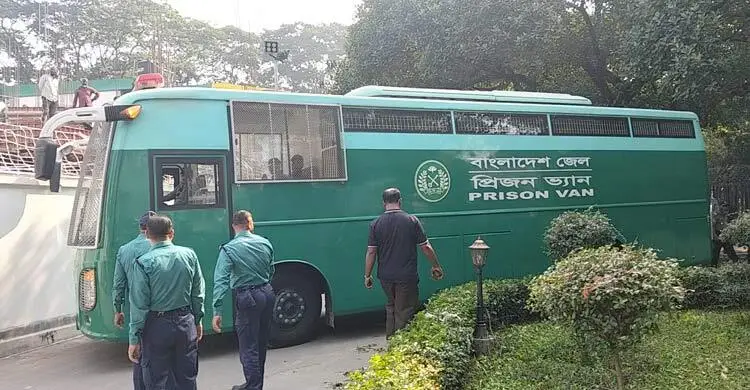 কড়া নিরাপত্তায় ১৩ সেনা কর্মকর্তাকে ট্রাইব্যুনালে হাজির