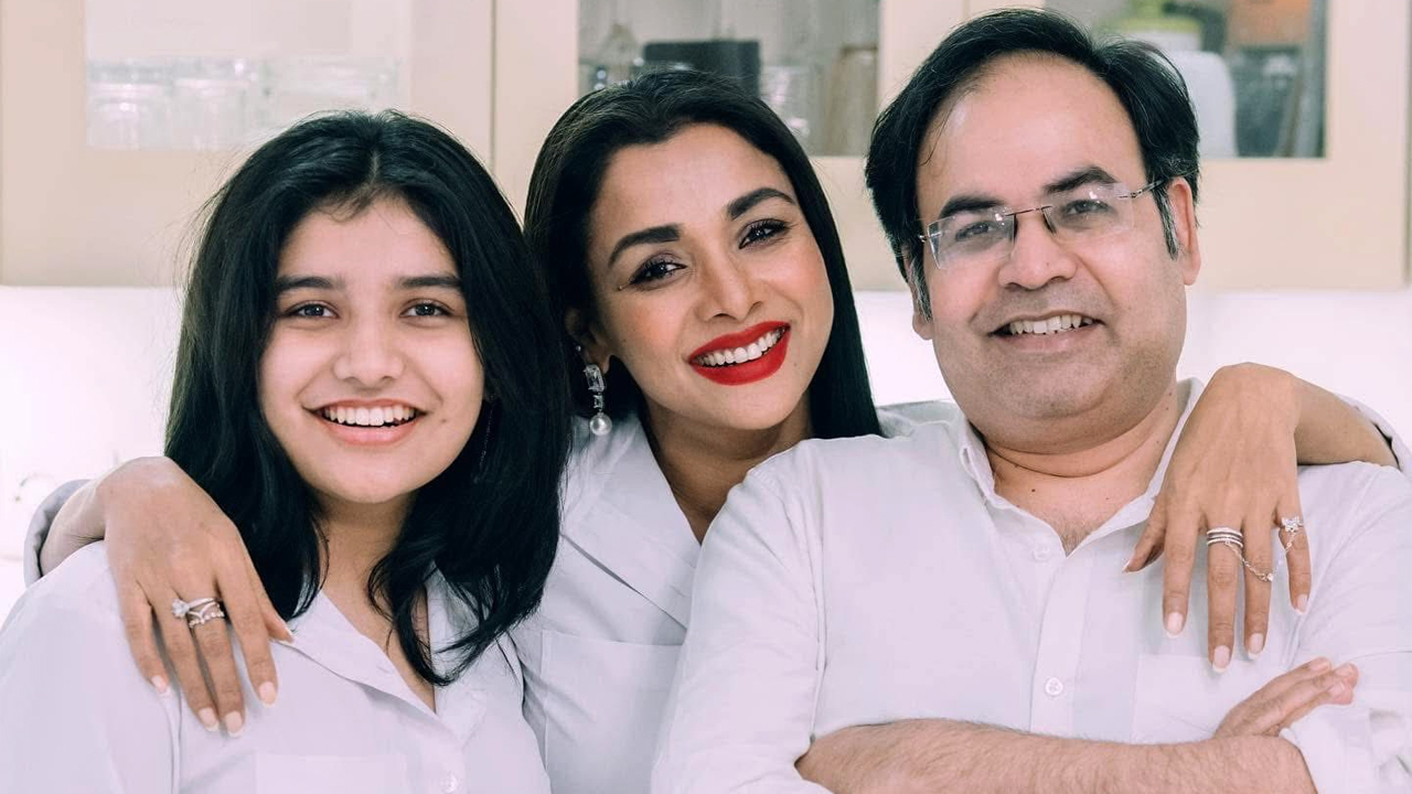 পারিবারিক ছবিতে শুভেচ্ছা জানালেন রুনা খান