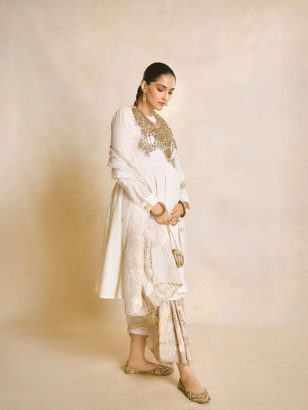 দ্বিতীয়বার মাতৃত্বের সুখবর দিলেন সোনম কাপুর