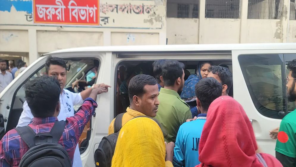 টঙ্গীতে পোশাক কারখানায় আতঙ্ক: অর্ধশতাধিক শ্রমিক অসুস্থ