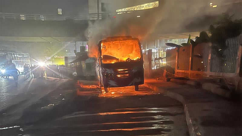 রামপুরায় টিভি ভবনের সামনে বাসে আগুন