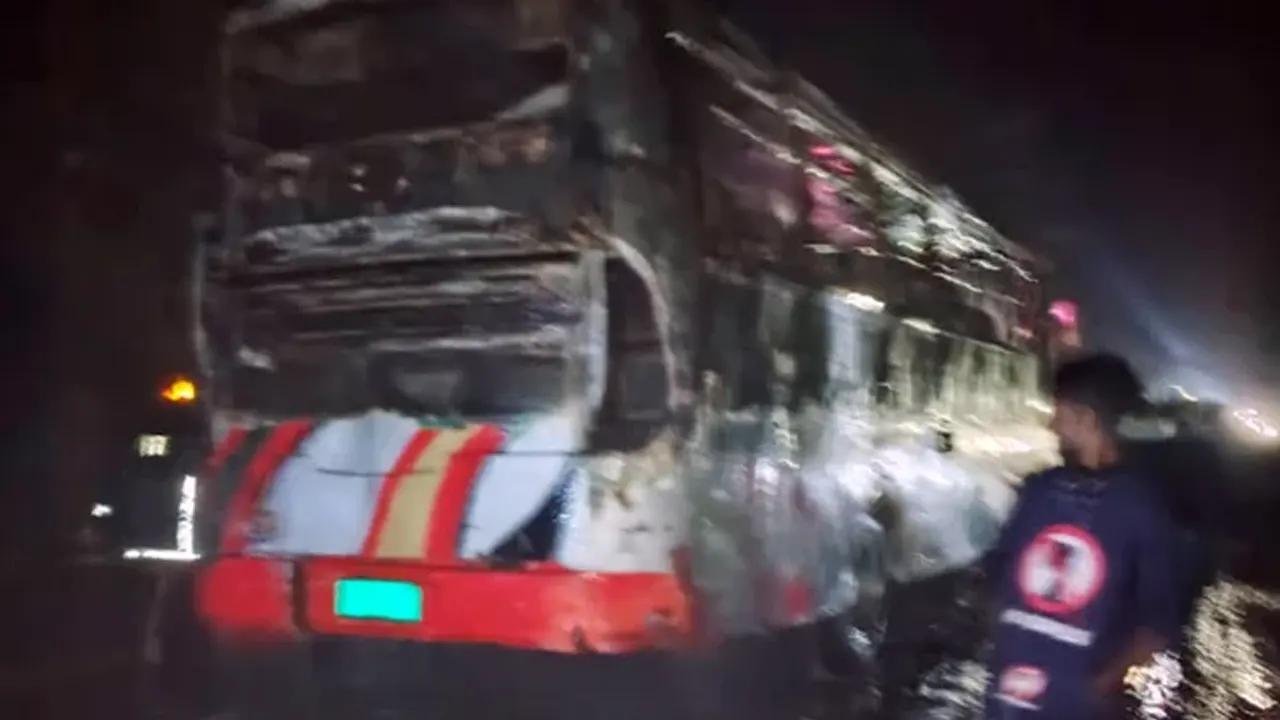 লক্ষ্মীপুরে বাসে আগুন