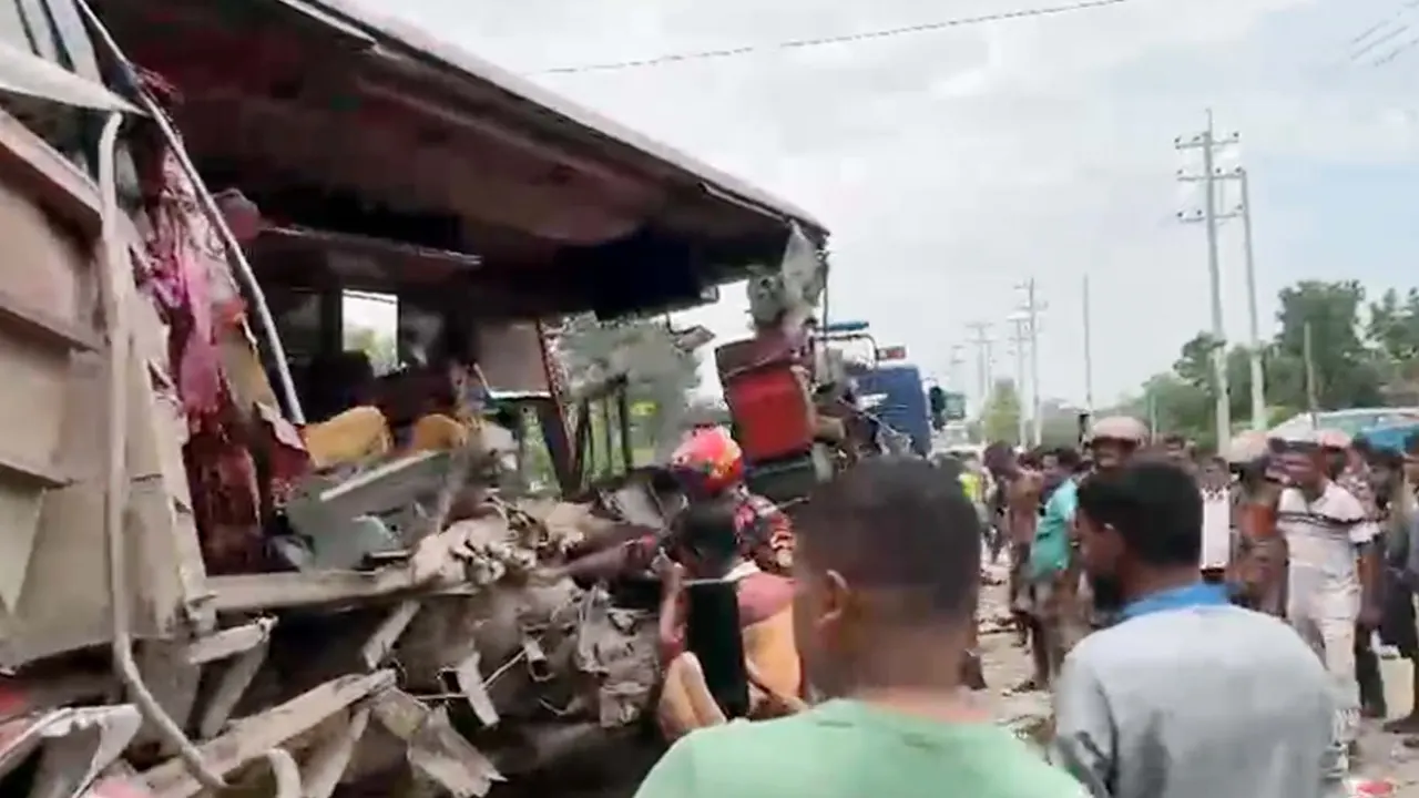 দুই বাসের সংঘর্ষে নিহত ৩, বহু হতাহতের শঙ্কা
