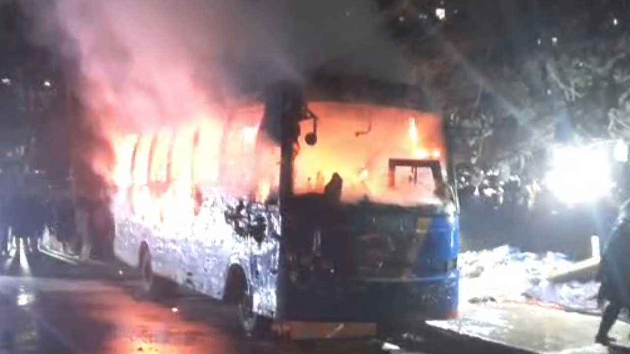 রাজধানীর বাড্ডা লিংক রোডে বাসে আগুন