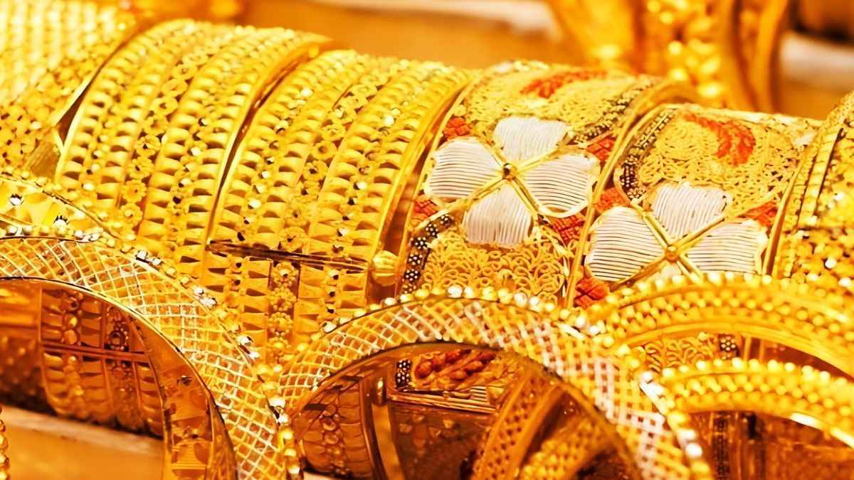 রেকর্ড ভাঙা দামে আজ বিক্রি হচ্ছে স্বর্ণ, ভরিতে বেড়েছে ১৫৭৫