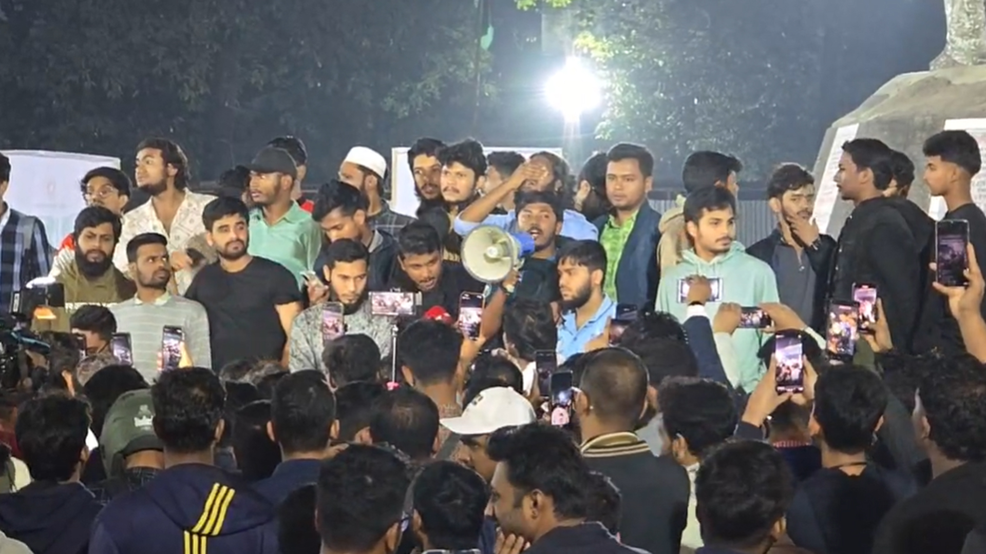 শাহবাগে অবস্থান নিলেন জুলাই মঞ্চের কর্মী-সমর্থকরা