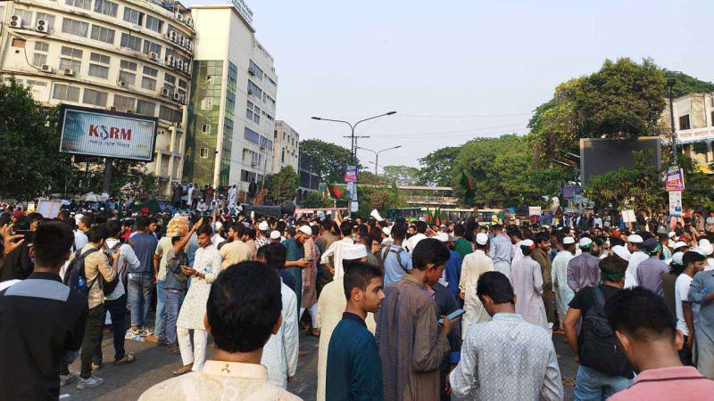 হাদির মৃত্যুতে সকালেও উত্তাল শাহবাগ