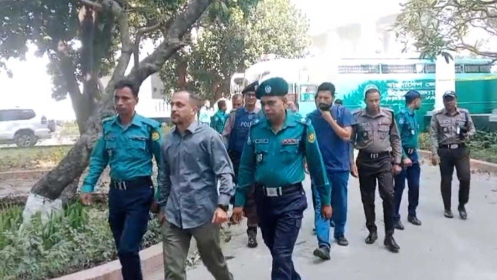 কড়া নিরাপত্তায় আন্তর্জাতিক ট্রাইব্যুনালে হাজির দুই সেনা কর্মকর্তা