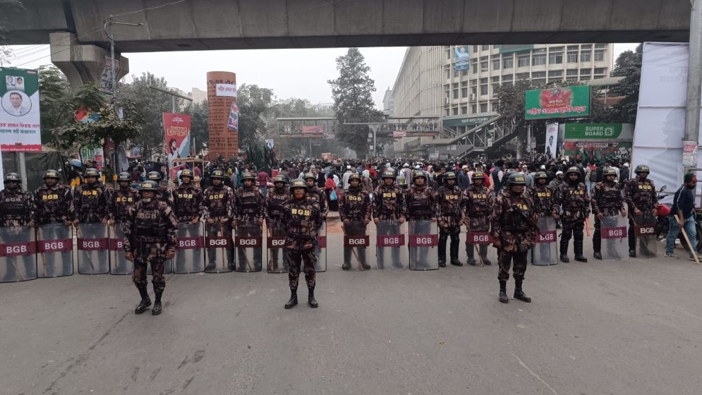 ওসমান হাদি হত্যার বিচার দাবিতে শাহবাগ অবরোধ