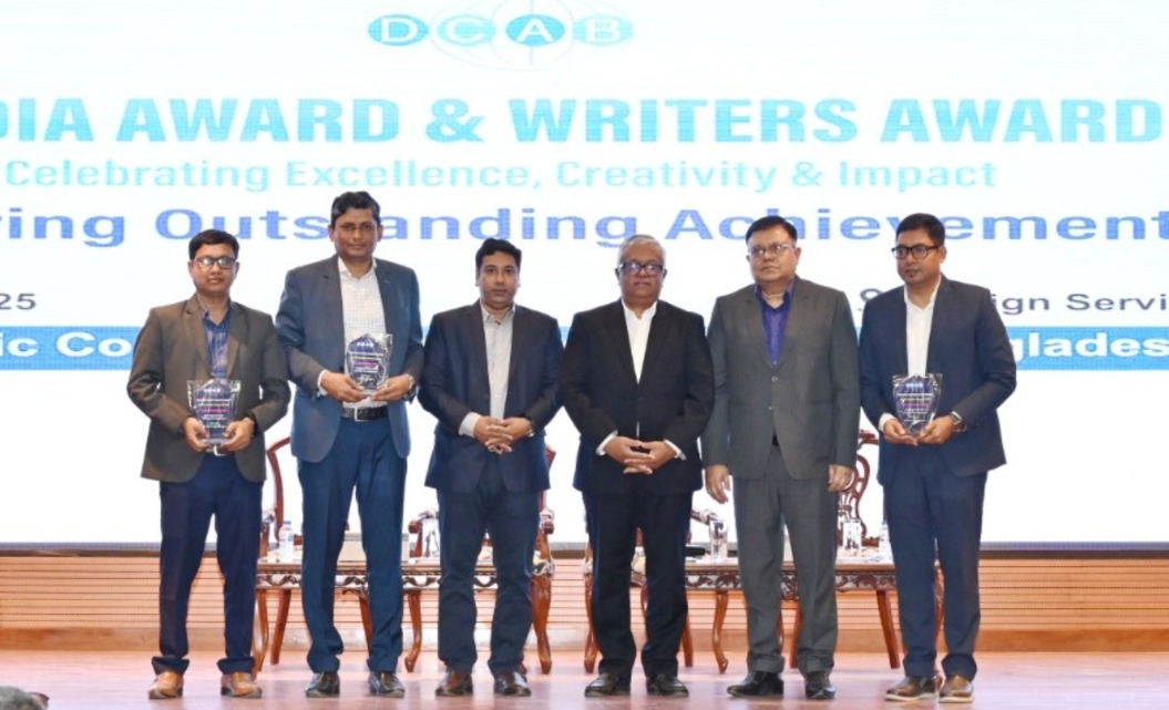 ডিক্যাব মিডিয়া অ্যাওয়ার্ড পেলেন ৩ সাংবাদিক