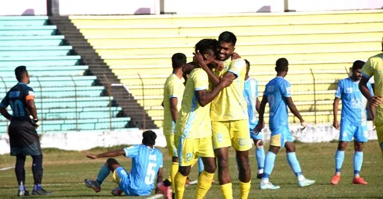 দুই গোল পিছিয়েও হার এড়ালো আবাহনী