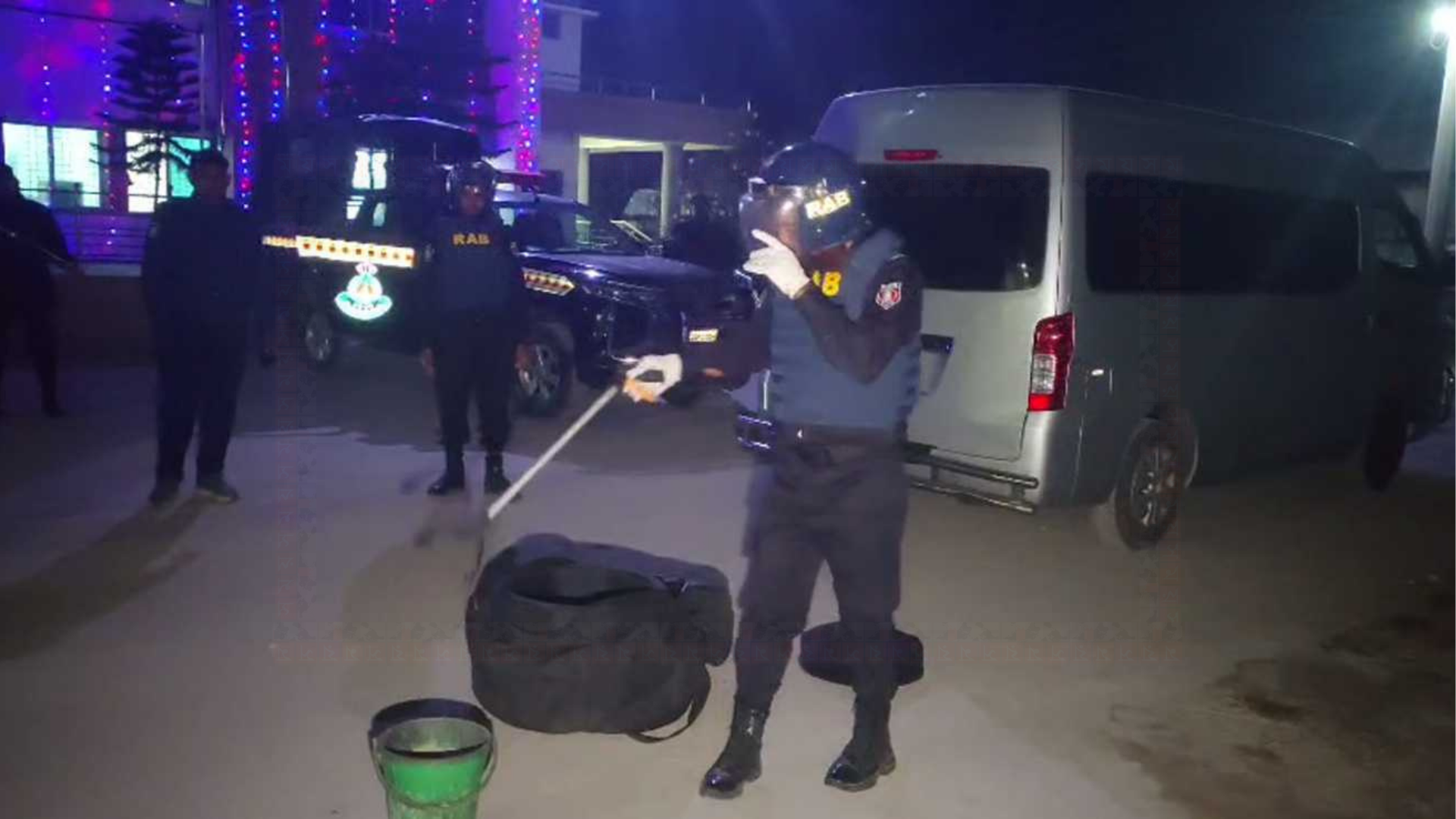 গাইবান্ধায় গ্রামীণ ব্যাংক কার্যালয়ের পাশ থেকে চারটি ককটেল উদ্ধার