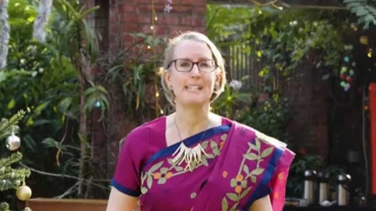 টাঙ্গাইলের শাড়ি পরে বড়দিন উদযাপন ব্রিটিশ হাইকমিশনারের