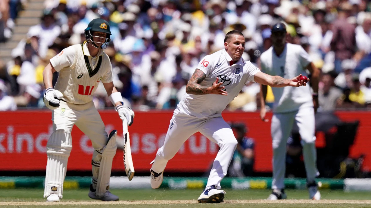পেসারদের দাপট চলছেই, ইংল্যান্ডকে ১৭৫ রানের লক্ষ্য দিলো অস্ট্রেলিয়া