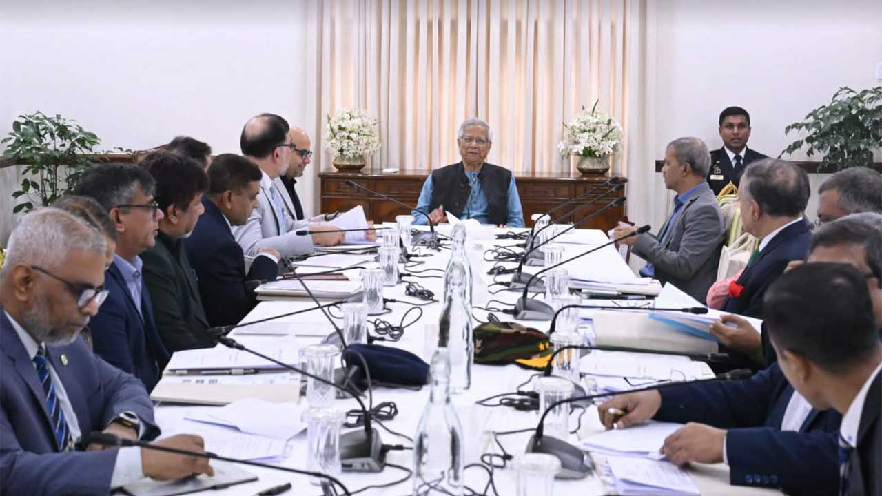 নির্বাচনকে সামনে রেখে সাইবার নিরাপত্তা জোরদারের নির্দেশ প্রধান উপদেষ্টার