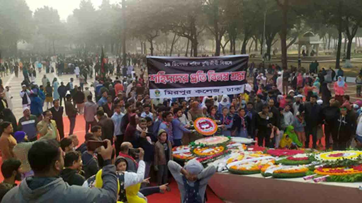 ফুলেল শ্রদ্ধায় জাতির শ্রেষ্ঠ সন্তানদের স্মরণ