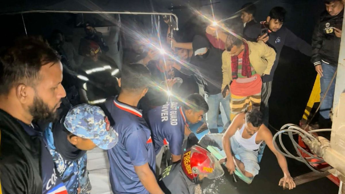 ধলেশ্বরীতে ফেরি দুর্ঘটনা, নিখোঁজের সাড়ে চার ঘণ্টা পর উদ্ধার ৩ মরদেহ