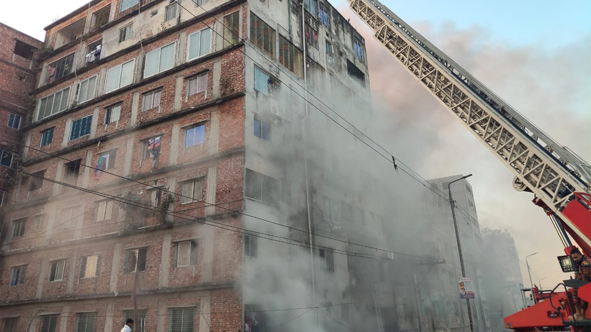 কেরানীগঞ্জে বহুতল ভবনে ভয়াবহ আগুন, ৪২ জনকে জীবিত উদ্ধার