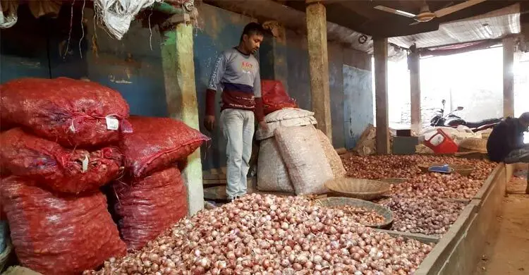 হিলি স্থলবন্দর দিয়ে ৪ দিনে ভারত থেকে এলো ২২৪৩ মেট্রিক টন পেঁয়াজ
