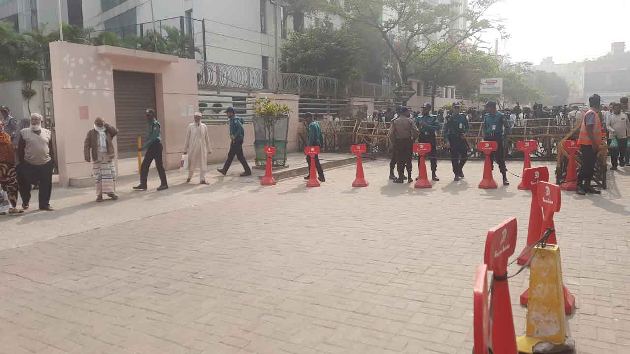 এভারকেয়ার হাসপাতালের সামনে নিরাপত্তা জোরদার, বসেছে ব্যারিকেড