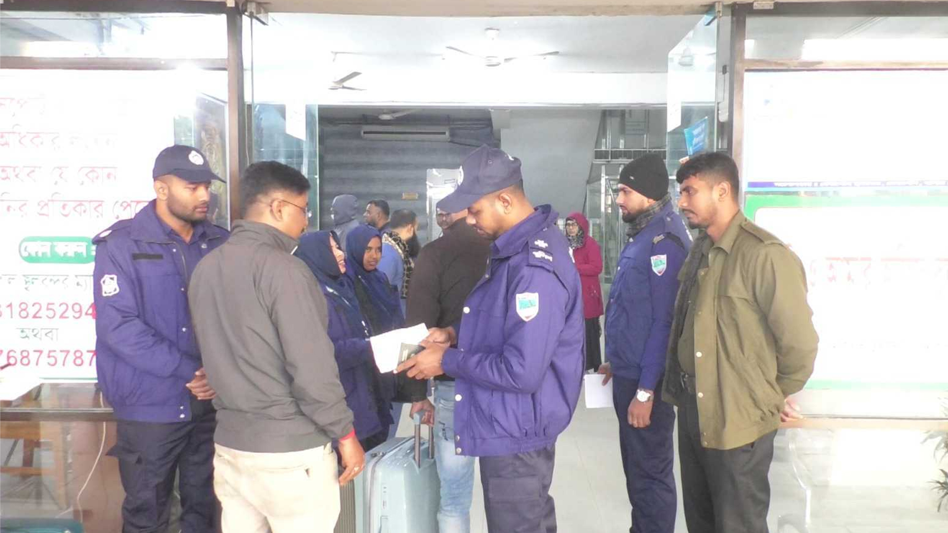 ওসমান হাদির ওপর হামলাকারীদের পালানো ঠেকাতে বেনাপোল সীমান্তে সর্বোচ্চ সতর্কতা