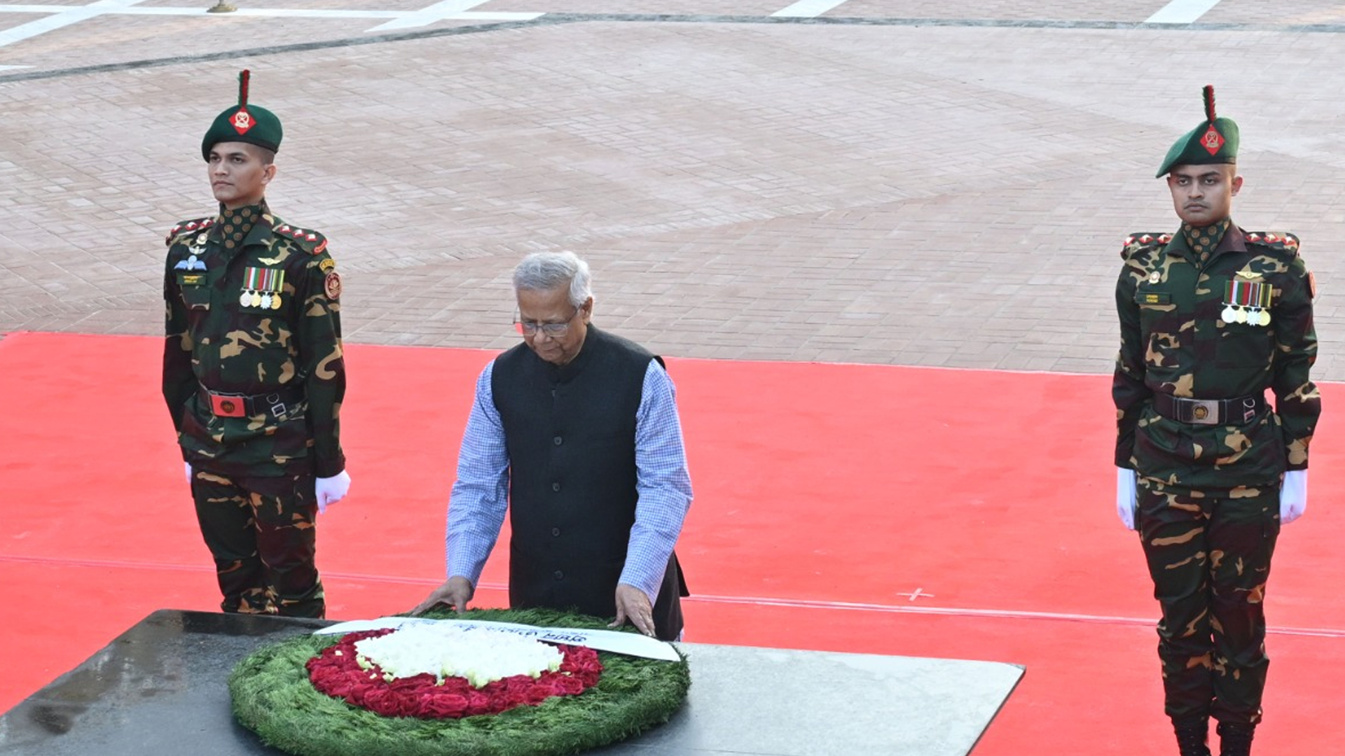 শহীদ বুদ্ধিজীবী স্মৃতিসৌধে প্রধান উপদেষ্টার শ্রদ্ধা