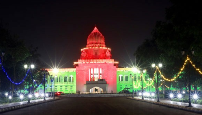 বিজয়ের বর্ণিল সাজে সেজেছে রাজধানী